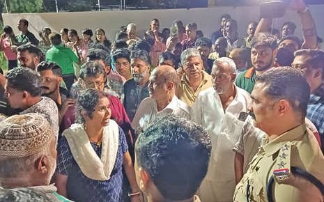 കുടിവെള്ള വിതരണം നിലച്ചു; റോഡ് ഉപരോധിച്ച്‌ നാട്ടുകാർ